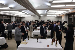 交流会で熱心に情報交換を行う参加者