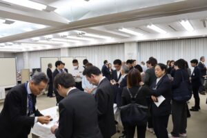 交流会で名刺交換を行う参加者